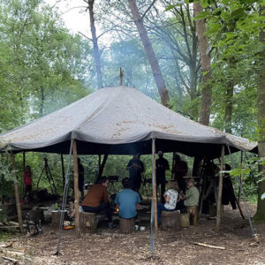 Buscraft tent op kookcursus Caveman Kitchen