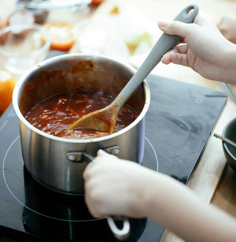 Saus bij vlees maken