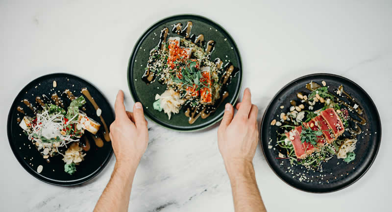 Borden met sushi op de kookcursus sushi maken